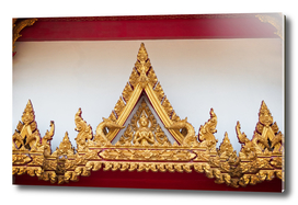 GOLDEN STATUE OF ARCHWAY IN THAI TEMPLE