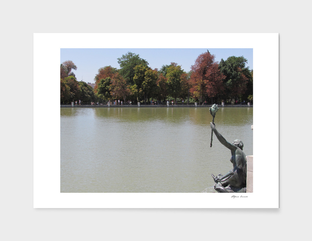 The statue in the lake in Madrid - Spain